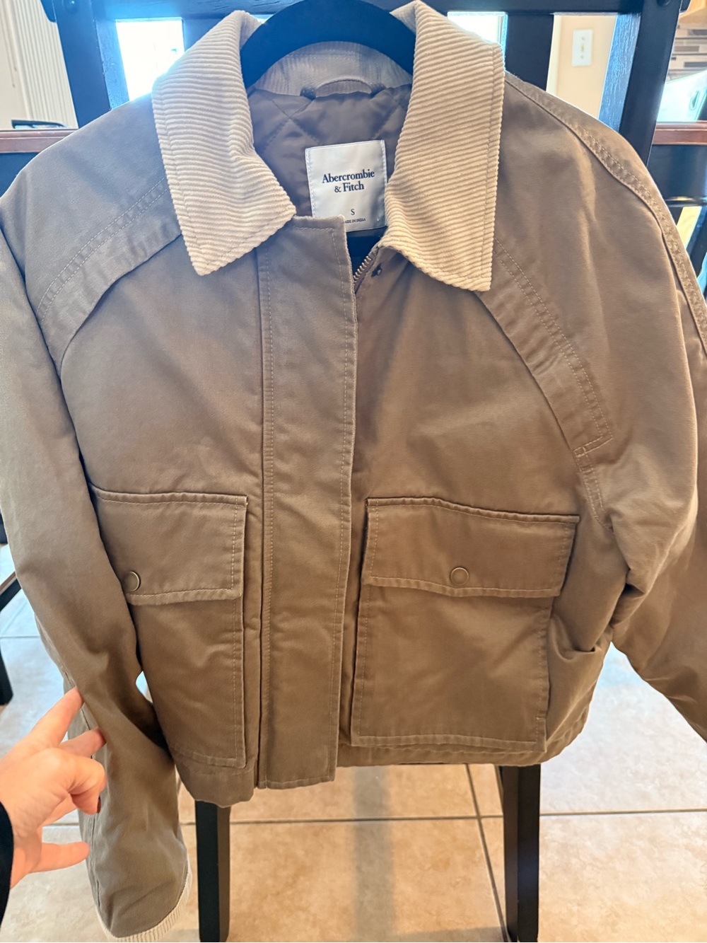 Abercrombie & Fitch quilted women’s Tan barn Jacket with Cream Corduroy Collar